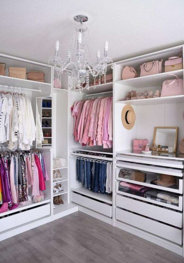 15. Guarda roupa de canto no closet moderno com lustre luxuoso – Via: Pinterest