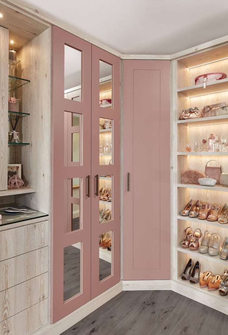 18. Guarda roupa de canto no closet cor de rosa – Via: Neville Johnson