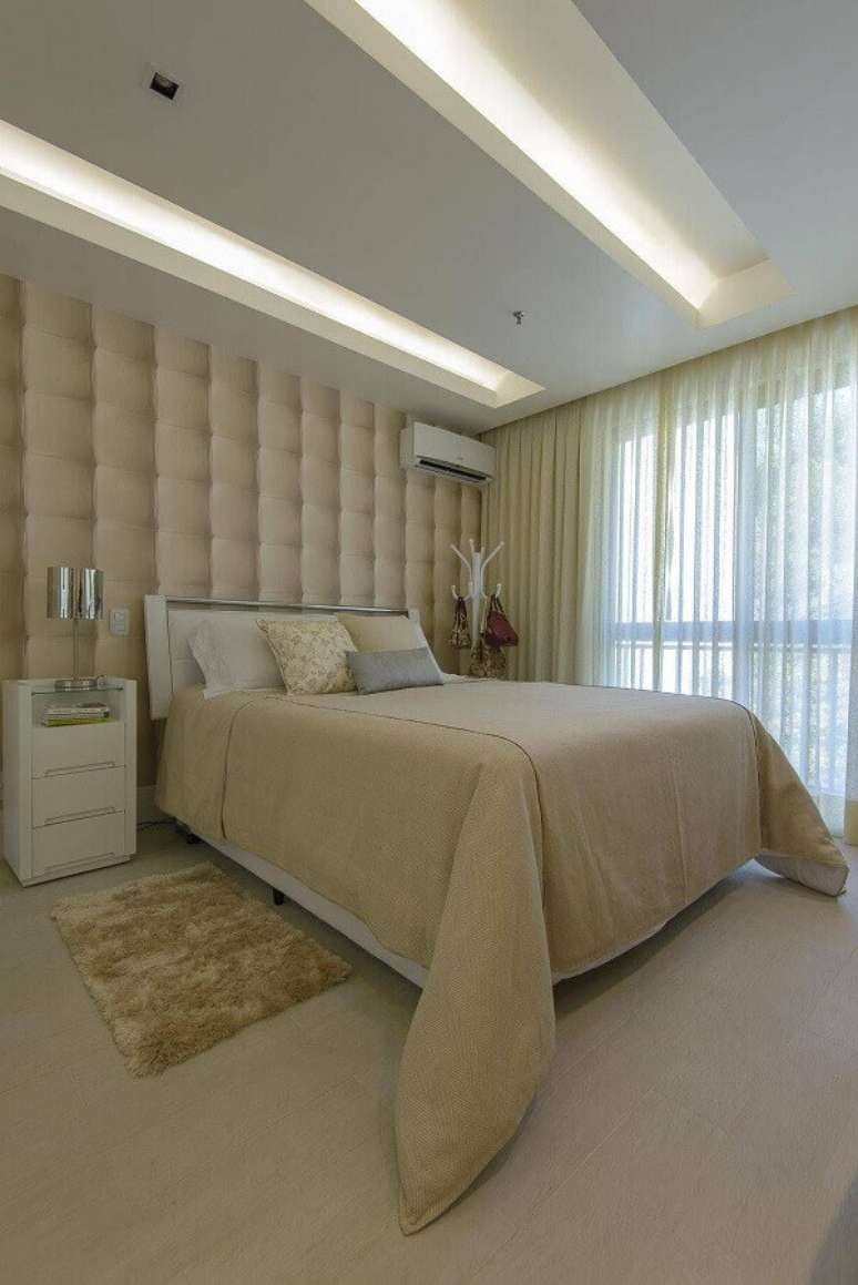 30. Decoração em cores neutras com papel de parede 3D para quarto de casal – Foto: FPR Studio