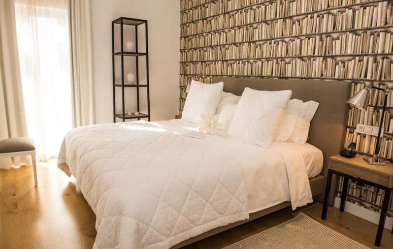 31. O papel de parede 3D para quarto com estampa de livros deixou a decoração super charmosa – Foto: Home Fashion Trend