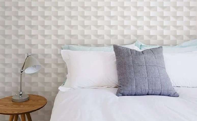 32. Decoração clean com papel de parede 3D para quarto – Foto: Taboa Ferragens e Decor