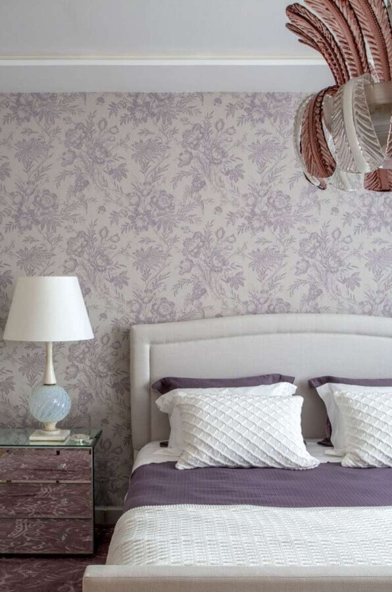 35. Decoração em branco e lilás com papel de parede para quarto casal – Foto: Roberto Migotto