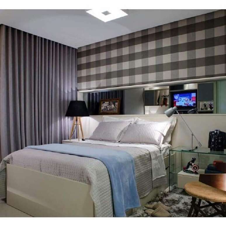 36. Decoração com papel de parede xadrez para quarto de casal com criado mudo de vidro – Foto: MMP Movelaria