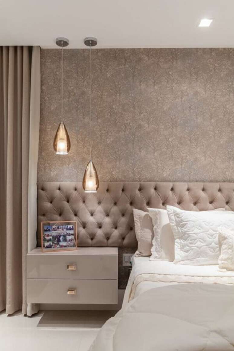 37. Decoração em cores neutras com papel de parede para quarto casal com cabeceira capitonê – Foto: Homify