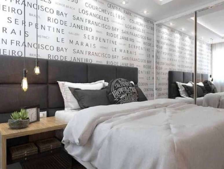 38. Decoração moderna com papel de parede para quarto casal cinza e branco com guarda roupa espelhado – Foto: Pinterest