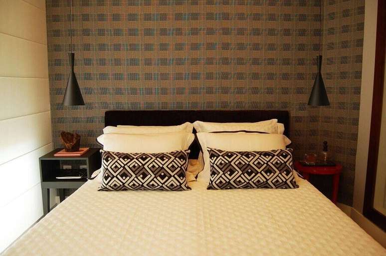 51. Decoração com papel de parede para quarto com pendente e criado mudo preto – Foto: Pinterest