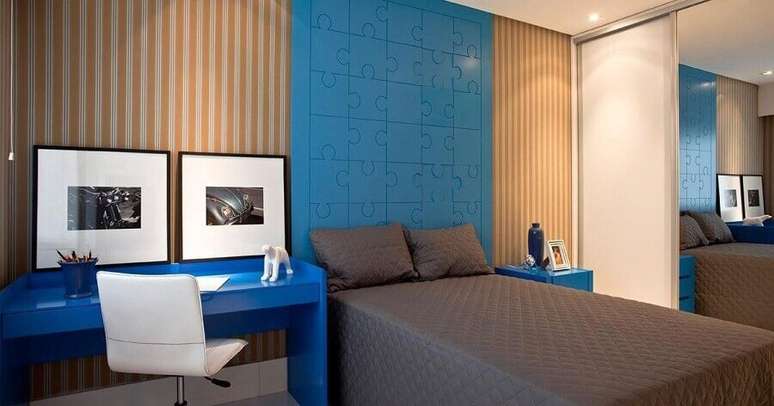 56. Papel de parede para quarto masculino azul e bege com cabeceira planejada em formato de peças de montar – Foto: SQ + Arquitetos Associados