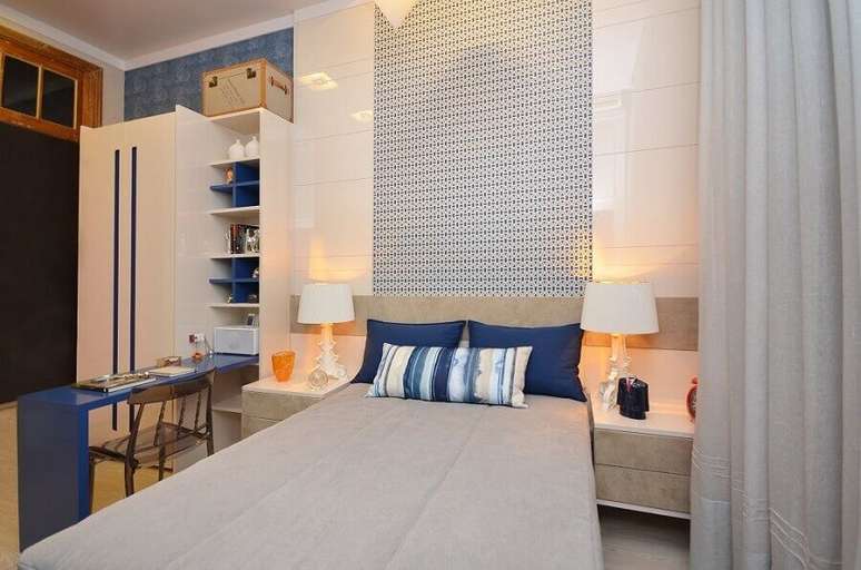 57. Papel de parede para quarto masculino planejado branco e azul – Foto: Jeito de Casa