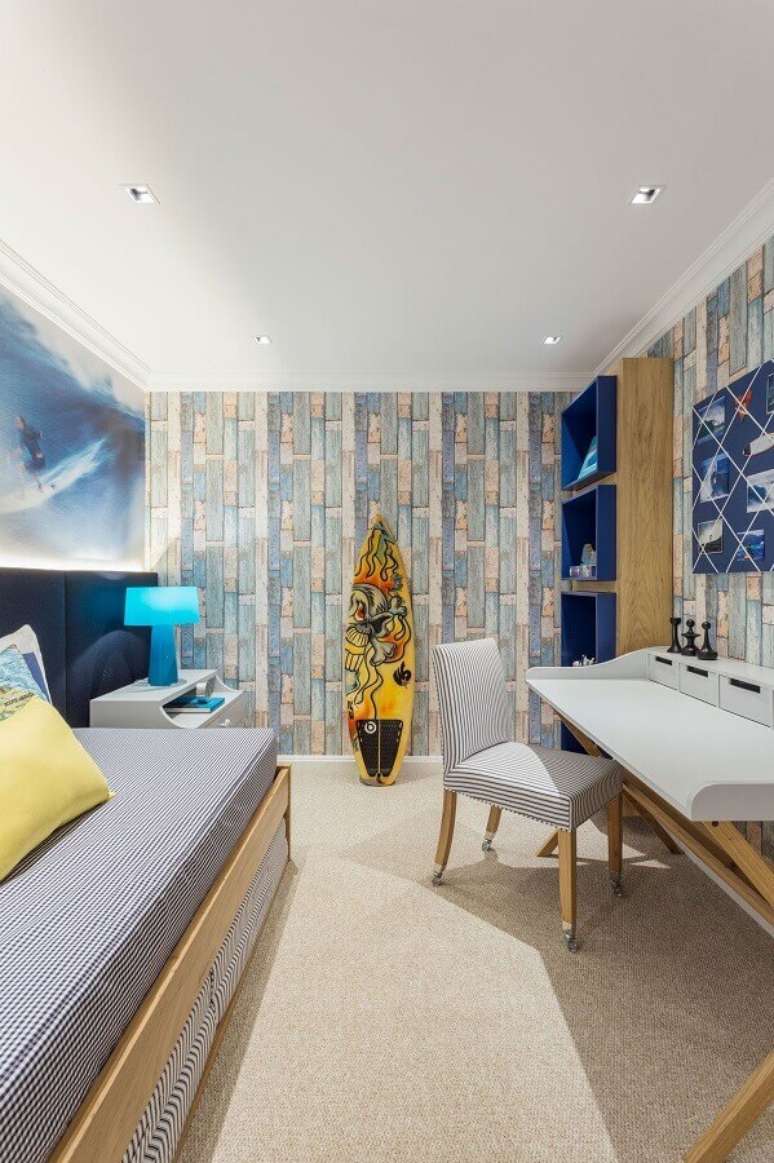 59. Papel de parede para quarto masculino azul e branco com tema de surf – Foto: Home Fashion Trend