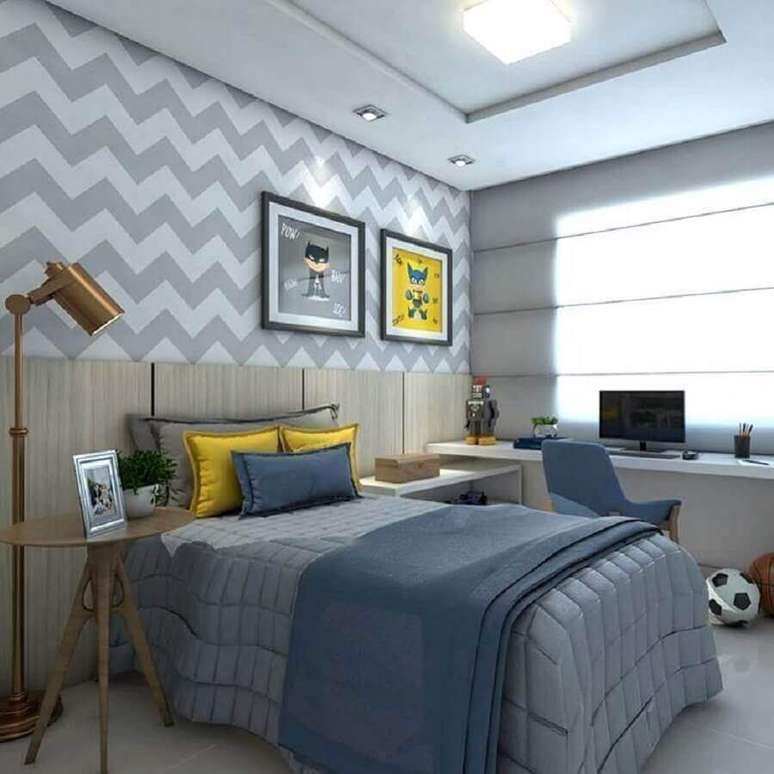 61. Papel de parede para quarto masculino cinza e azul com estampa chevron – Foto: Claudiny Cavalcanti