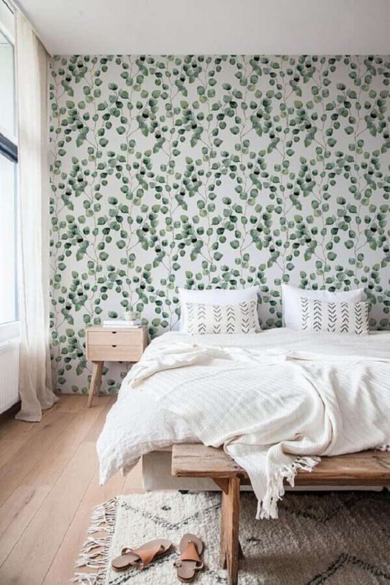 62. Decoração minimalista com papel de parede para quarto casal com estampa de folhas – Foto: Adesivos Dona Cereja