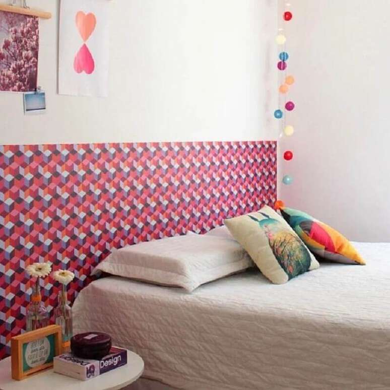 64 O papel de parede para quarto pode ser usado como uma solução criativa para a cabeceira de cama – Foto: Histórias de Casa