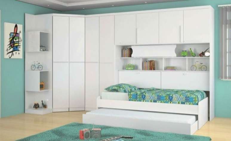 28. Guarda roupa de canto modulado no quarto infantil com bicama &ndash; Via: Pinterest