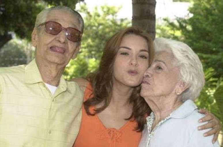 Leopoldo (Oswaldo Louzada), Doris (Regiane Alves) e Flora (Carmem Silva).