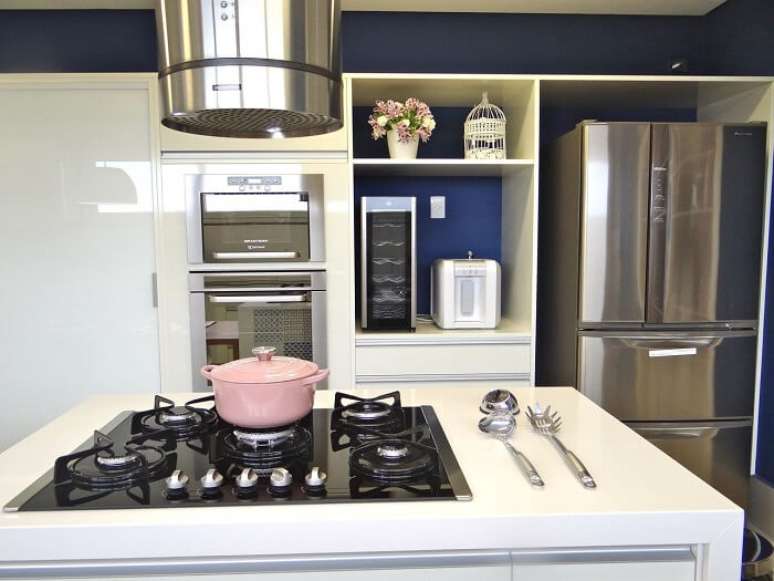 2. Cozinha compacta com cooktop a gás de embutir. Projeto por Belissa Corral