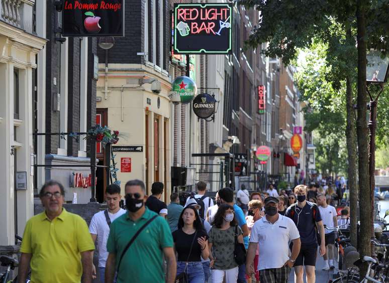 Maioria das pessoas utilizam máscaras em Amsterdam, na Holanda