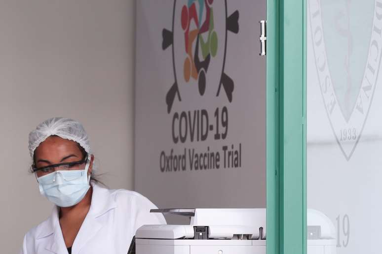 Funcionária na Universidade Federal de São Paulo (Unifesp) onde vacina Oxford/AstraZeneca contra Covid-19 está sendo testada
24/06/2020 REUTERS/Amanda Perobelli