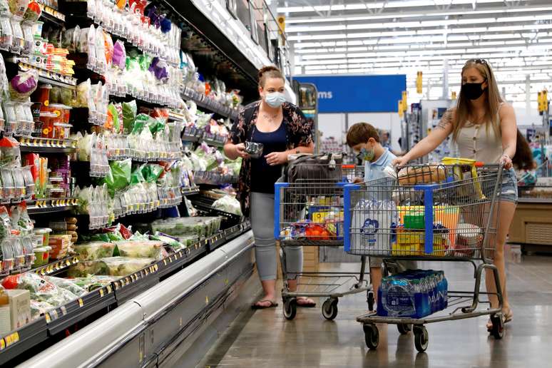 Clientes usam máscaras enquanto fazem compras em uma loja do Walmart em Bradford, Pensilvânia, EUA, 20 de julho de 2020. REUTERS/Brendan McDermid