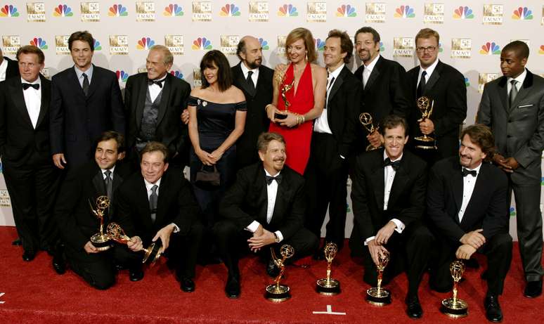 Elenco da s&eacute;rie "The West Wing" posa para foto com pr&ecirc;mios Emmy
22/09/2002 REUTERS/Mike Blake