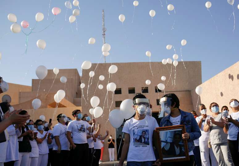 Familiares e profissionais de saúde prestam homenagem a enfermeira que morreu de Covid-19 em Ciudad Juarez, no México
18/08/2020
REUTERS/Jose Luis Gonzalez