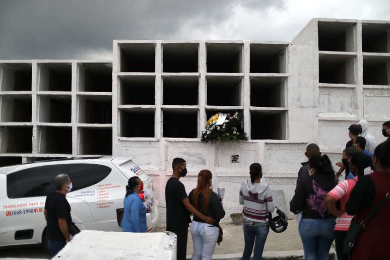 Familiares comparecem a enterro de homem que morreu vítima de Covid-19 em cemitério em Nova Iguaçu
20/08/2020
REUTERS/Pilar Olivares