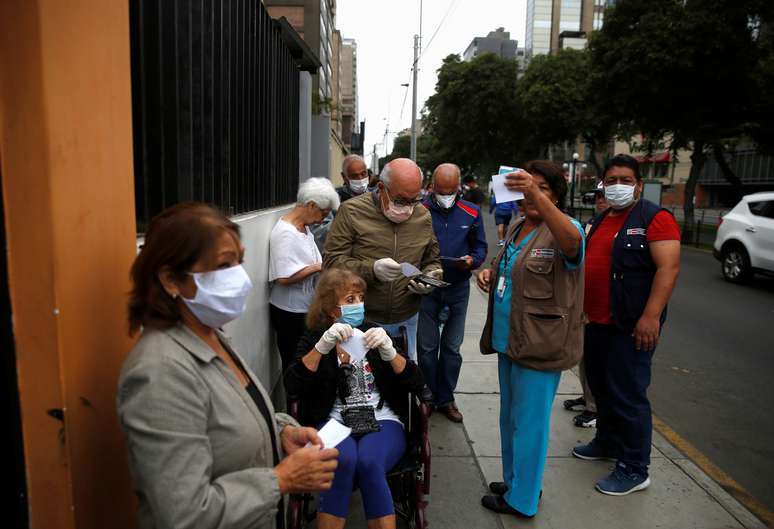 Idosos fazem fila do lado de fora de centro de saúde em Lima
17/03/2020
REUTERS/Sebastian Castaneda 