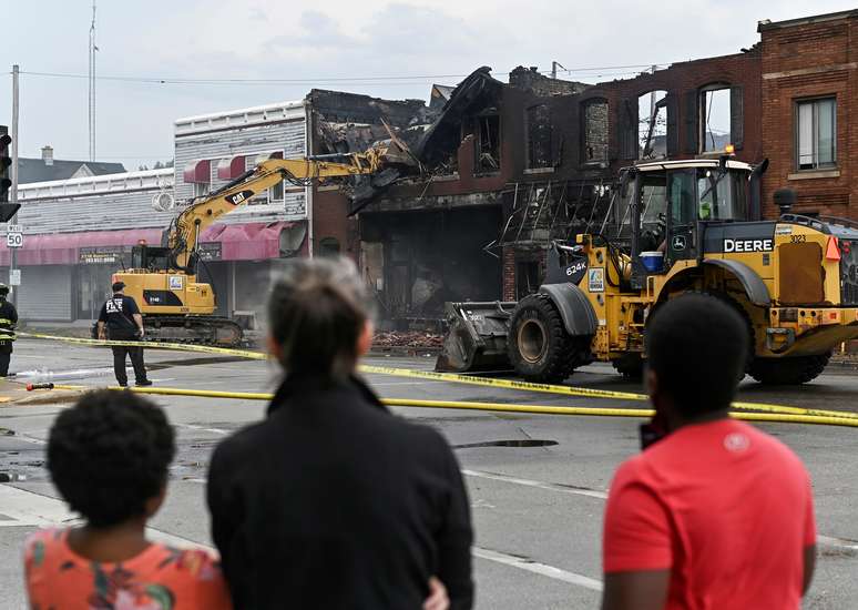 Autoridades derrubam prédios queimados por manifestantes em Kenosha, no Wisconsin, EUA
25/08/2020
REUTERS/Stephen Maturen