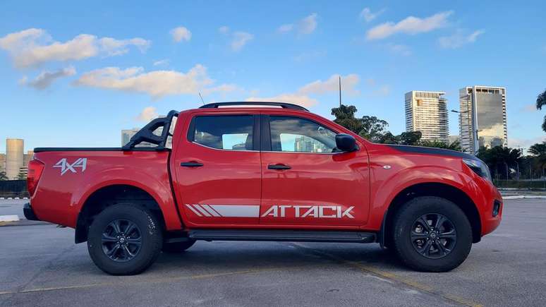 Nissan Frontier Attack tem 230 mm de altura livre do solo, contra 232 mm da Ford Ranger.