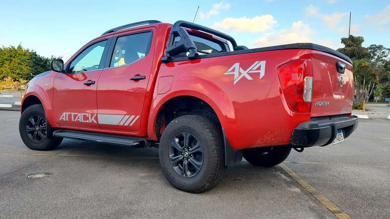 Adesivos Attack e 4x4, santantônio preto, estribo preto e rodas pretas: detalhes têm bom gosto.