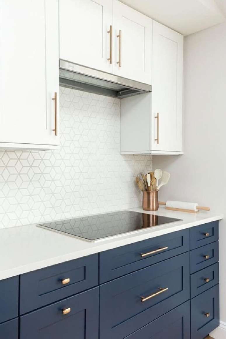 4. Revestimento geométrico e cooktop de indução complementam a decoração dessa cozinha. Fonte: Revista Viva Decora