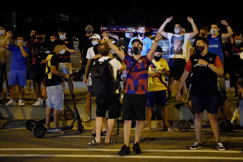 Torcedores do Barcelona protestaram em frente ao Camp Nou (Foto: PAU BARRENA / AFP)