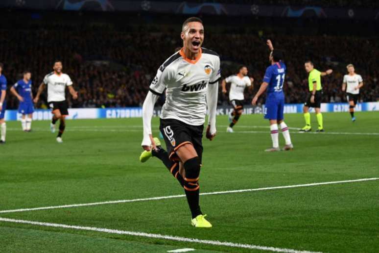 Rodrigo Moreno marcando contra o Chelsea, da Inglaterra. País é novo destino do jogador (Foto: AFP)
