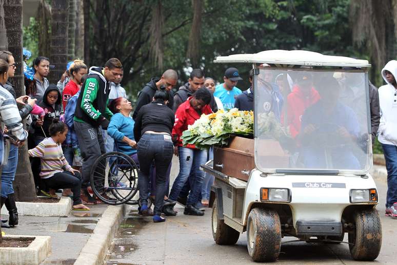 Parentes, amigos e populares comparecem ao enterro do garoto Ítalo Ferreira de Jesus Siqueira, de 10 anos, em 2016