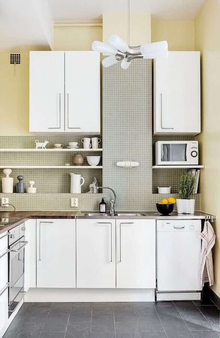 13. Decoração com armário pequeno de cozinha com design retrô – Foto: Houzz