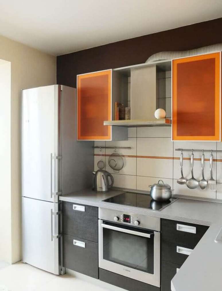 15. Modelo de armário de cozinha pequeno de parede cinza com portas laranjas – Foto: Houzz
