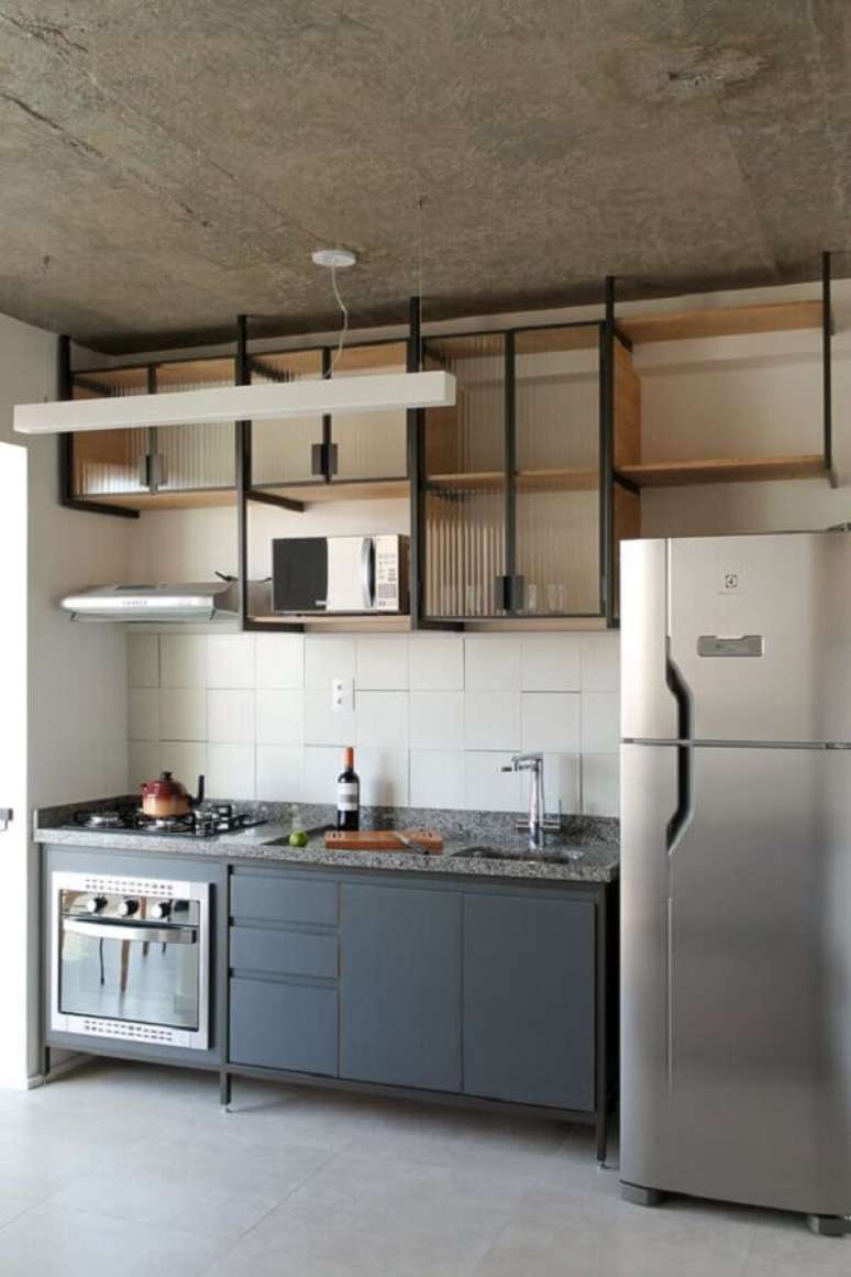 16. Armário de cozinha pequeno de parede com portas de vidro – Foto: Balaio Arquitetura