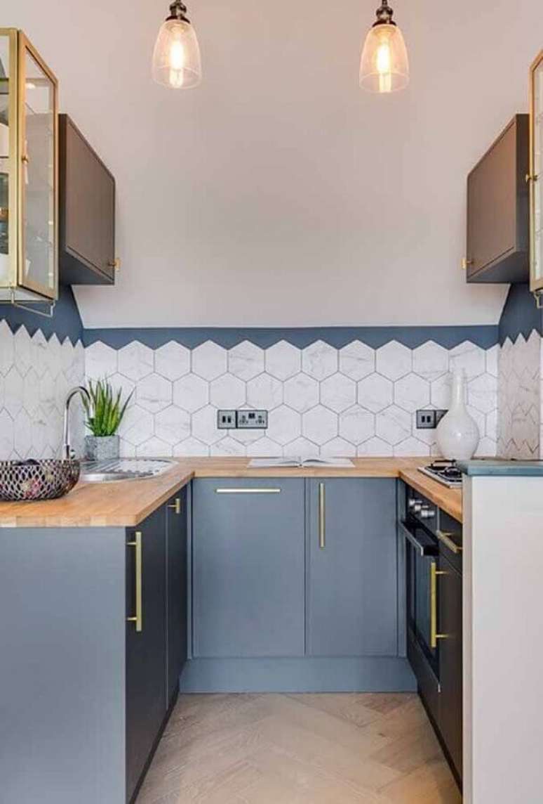 17. Decoração com armário de cozinha pequeno planejado azul com bancada de madeira – Foto: Home Fashion Trend