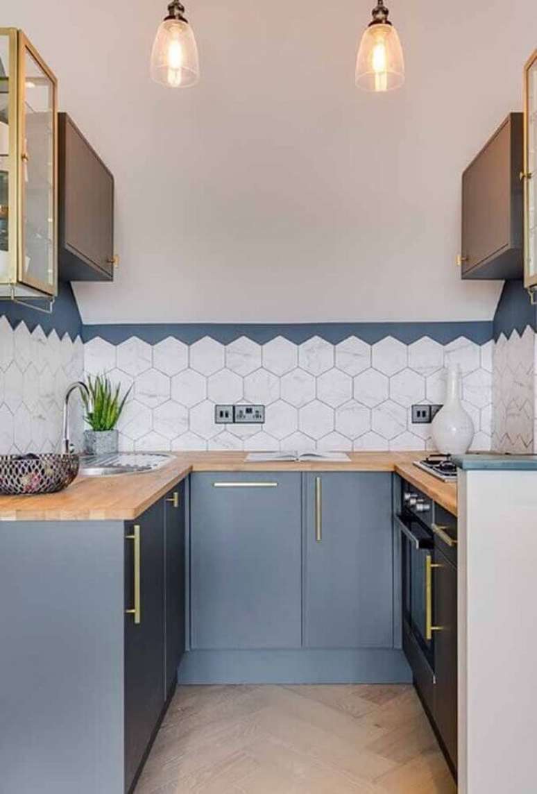 17. Decora&ccedil;&atilde;o com arm&aacute;rio de cozinha pequeno planejado azul com bancada de madeira &ndash; Foto: Home Fashion Trend