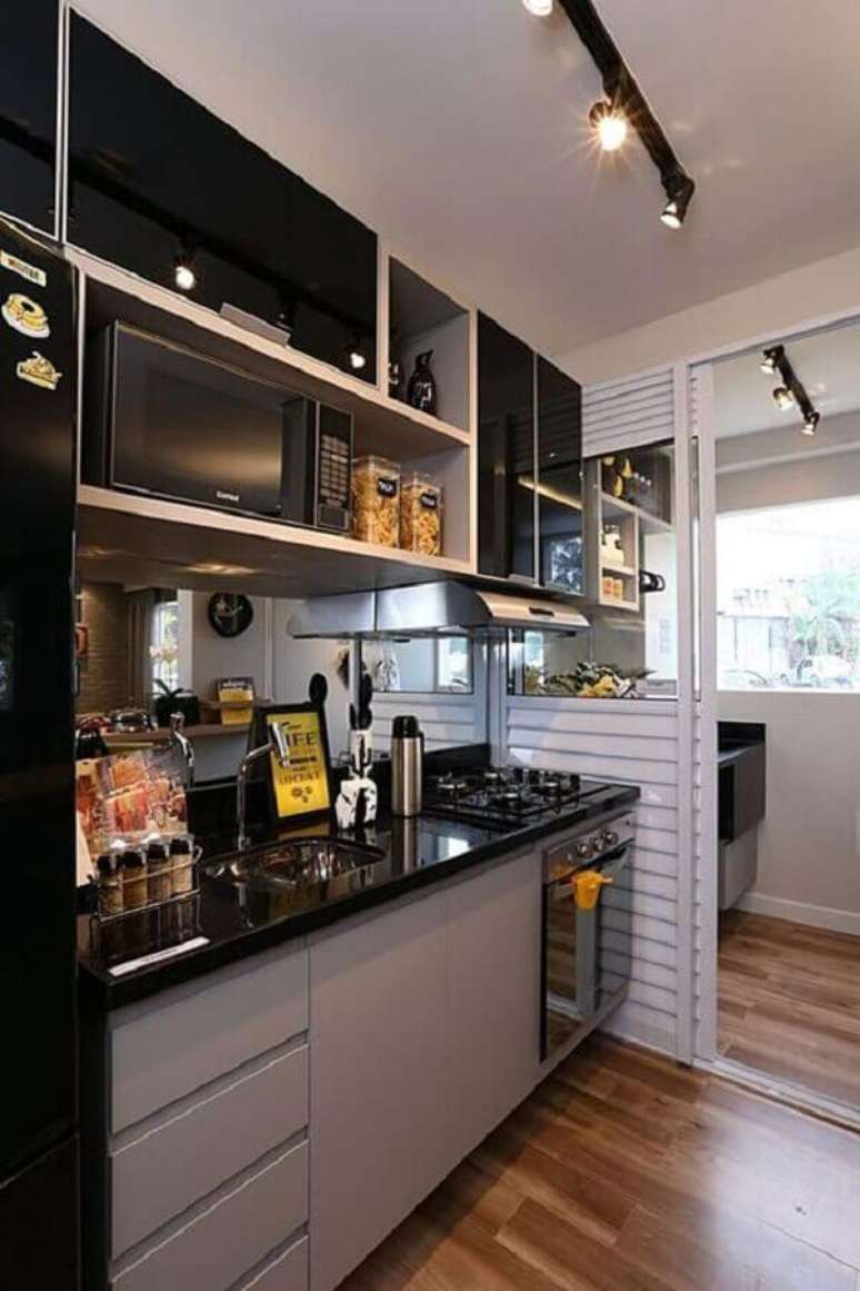 4. A cozinha com armário pequeno de cozinha preta precisa ter um bom projeto de iluminação – Foto: Simples Decoração