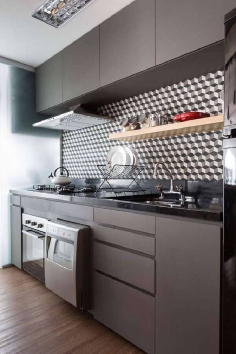 18. O armário de armário de cozinha pequeno planejado cinza chumbo fosco garante um ar moderno ao ambiente – Foto: Manual da Obra