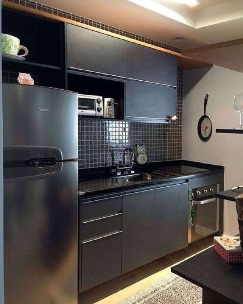 19. Invista em um bom projeto de iluminação quando usar o armário pequeno de cozinha preto – Foto: Pinterest