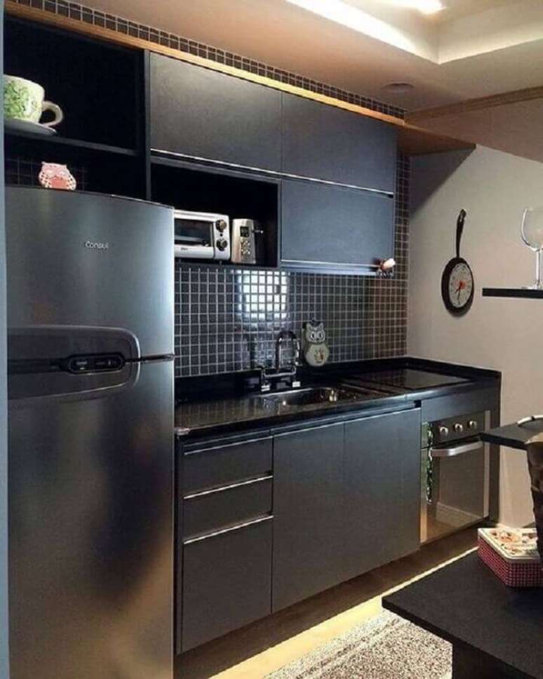 19. Invista em um bom projeto de ilumina&ccedil;&atilde;o quando usar o arm&aacute;rio pequeno de cozinha preto &ndash; Foto: Pinterest