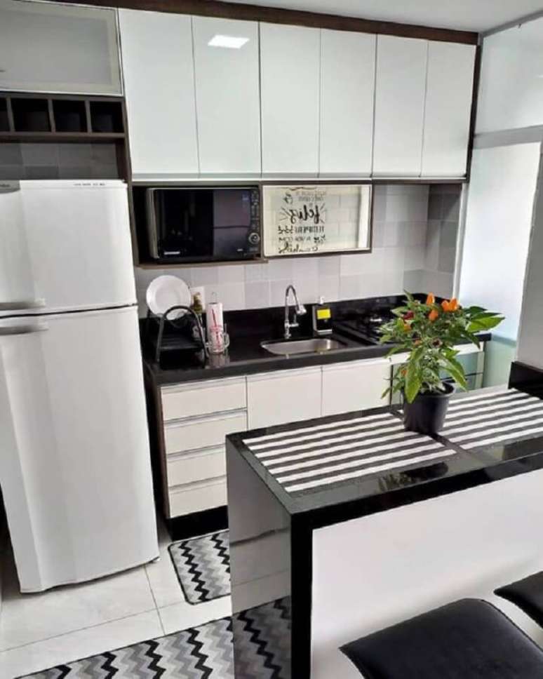 21. Armário pequeno de cozinha americana planejada em preto e branco – Foto: Pinterest