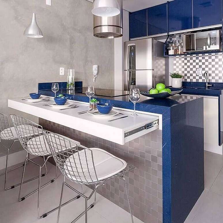 22. Decoração com armário pequeno de cozinha americana planejada azul e cinza – Foto: Pinterest