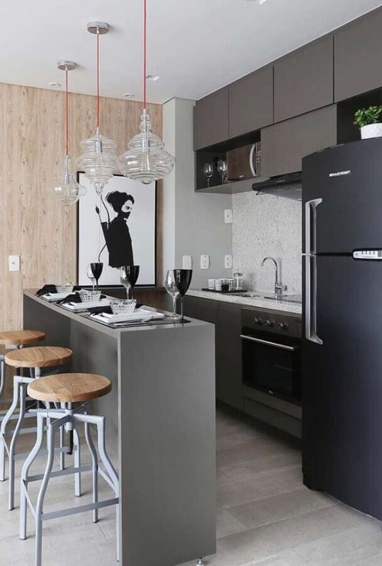 23. Decoração moderna com armário pequeno de cozinha americana cinza – Foto: Pinterest