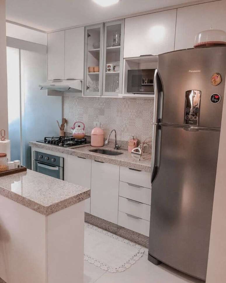 28. O armário pequeno de cozinha todo branco ajuda na sensação de amplitude do ambiente pequeno – Foto: Pinterest