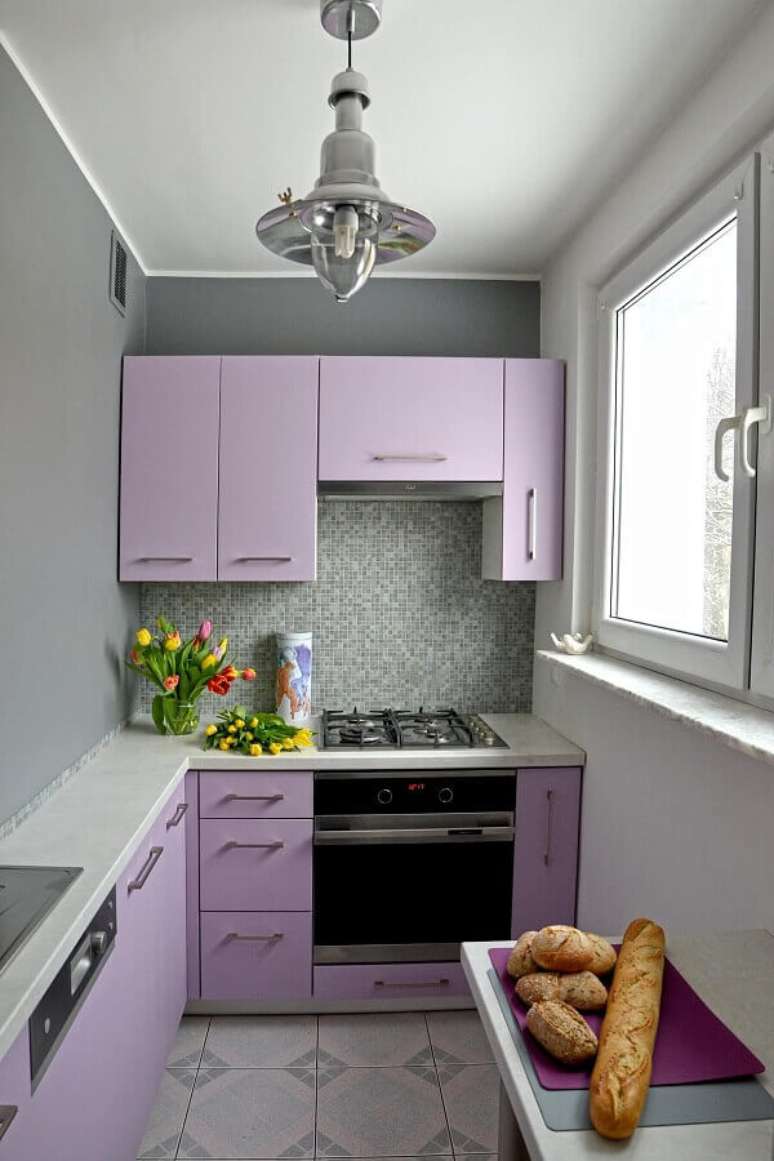 31. Decoração simples em cinza e lilás com armário de cozinha pequeno planejado – Foto: Apartment Therapy