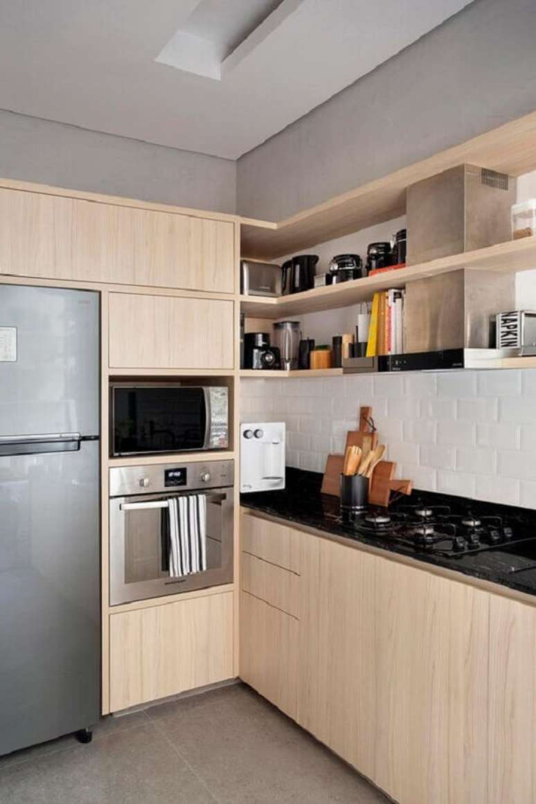 32. Decoração com armário de cozinha de canto pequeno planejado todo em madeira – Foto: Casa de Valentina