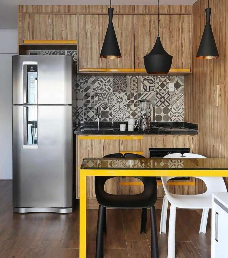 33. Decoração simples com armário pequeno de cozinha todo em madeira com detalhes em amarelo – Foto: Pinterest