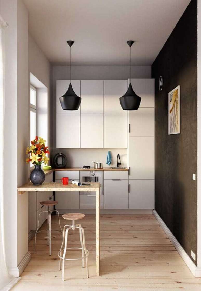 35. Decoração com armário pequeno de cozinha planejada branca com parede preta – Foto: Ideias Decor